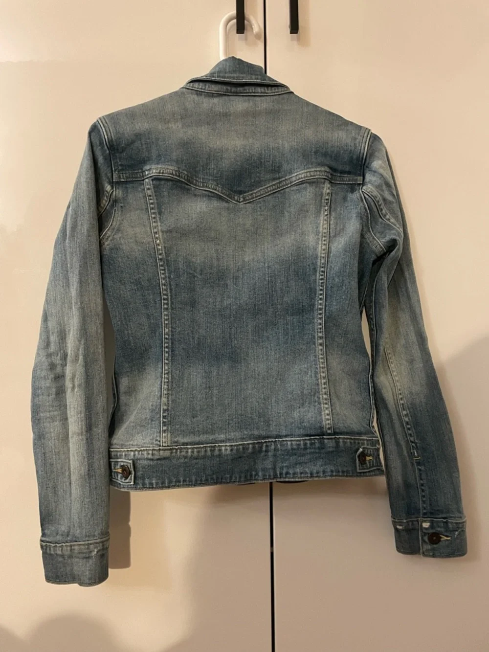 Levi’s Women’s Fitted Denim Trucker Jacket – Light Wash – Size S/P